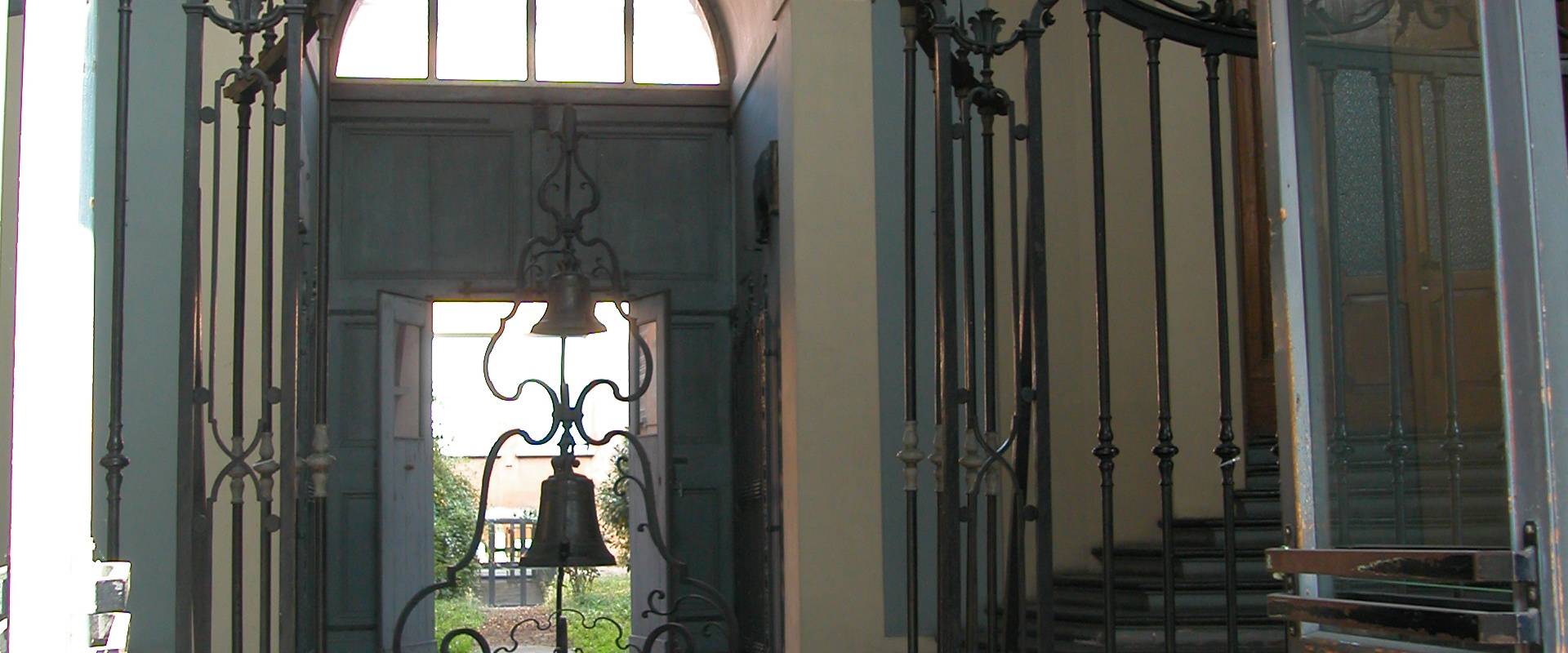 Portale, cancello e campana dell'atrio foto di Clarkfor